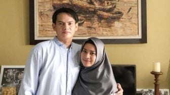 9 Potret Mesra Ikke Nurjanah dan Suami, Bahagia Rayakan Anniversary Pertama