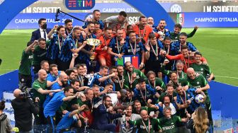 Para pemain Inter Milan merayakan gelar juara Liga Italia pada pekan ke-38 di Stadion Giuseppe Meazza,, Milan, Italia, Minggu (23/5/2021). MIGUEL MEDINA / AFP