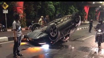 Viral Mobil Porsche Ngebut hingga Terbalik di Antasari, Begini Kata Saksi