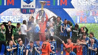 Para pemain Inter Milan merayakan gelar juara Liga Italia pada pekan ke-38 di Stadion Giuseppe Meazza,, Milan, Italia, Minggu (23/5/2021). MIGUEL MEDINA / AFP