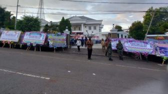 Brimob Jaga Ketat Rumah Duka Wakil Gubernur Papua Malam Ini