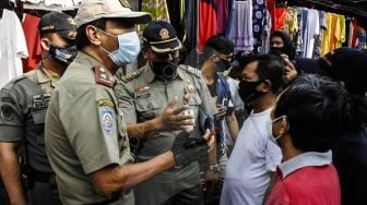 Diwarnai Cekcok, Satpol PP Segel Bangunan Ilegal di Karang Jangkang