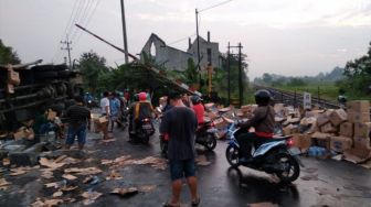 Fuso Tertabrak Kereta Api di Krian, Sopir Tewas Tergencet