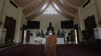 Ketua Sangha Dhammaduta Indonesia, Bhikkhu Tejavaro Thera berjalan di Vihara Hemadhiro Mettavati, Jakarta, Selasa (25/5/2021). [Suara.com/Angga Budhiyanto]