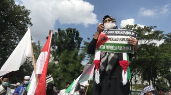 Aksi Bela Palestina, Bendera Israel Dibentangkan di Jalan Palembang