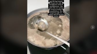 Masak Di Dapur Teman, Wanita Syok Nemu Buntalan Aneh di Kuah, Ternyata ini