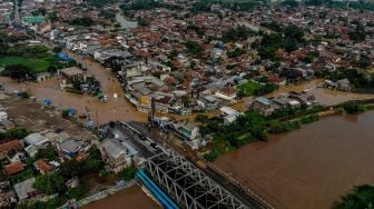 Foto udara jalan nasional yang terendam banjir di Baleendah, Kabupaten Bandung, Jawa Barat, Selasa (25/5/2021). ANTARA FOTO/Raisan Al Farisi