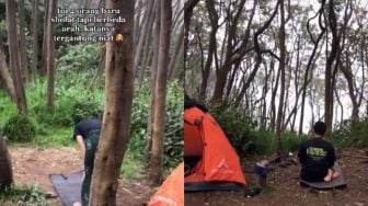 Viral Pemuda Salat di Hutan Beda Arah Kiblat, Jadi Perdebatan Publik