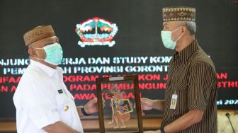 Gubernur Gorontalo Belajar Blangkon Jateng dari Ganjar Pranowo, Apa Itu?