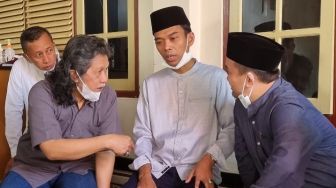 Puji UAS, Cak Nun: Beliau Dibutuhkan Indonesia, Umat Islam, dan Kita Semua
