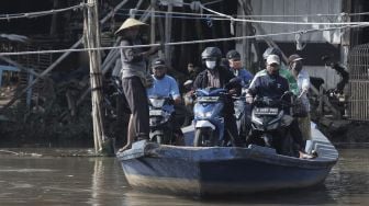 Menyeberangi Kali Cagak dengan Perahu Eretan