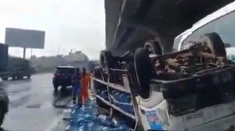 Truk Bermuatan Galon Air Mineral Kecelakaan di Jalan Tol Jakarta-Cikampek
