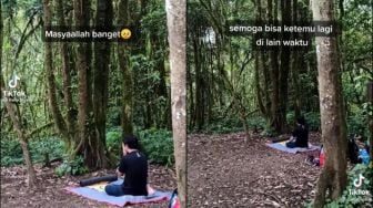 Lelaki Salat Saat Daki Gunung, Warganet Perempuan Ramai Pengen Di-Imami