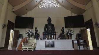 Ketua Sangha Dhammaduta Indonesia, Bhikkhu Tejavaro Thera melakukan persiapan ibadah Waisak di Vihara Hemadhiro Mettavati, Jakarta, Selasa (25/5/2021). [Suara.com/Angga Budhiyanto]