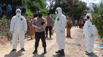 Personel Polsek Monterado Bantu Makamkan Warga Terkonfirmasi Covid-19