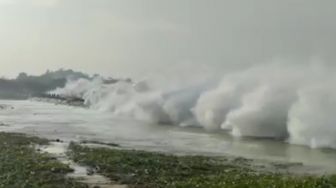 Video Ngeri Ombak Laut Selatan Hantam Pantai Jelang Gerhana Bulan Total
