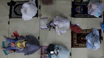 Umat Islam melaksanakan Salat gerhana berjamaah di Masjid Agung Al-Barkah, Bekasi, Rabu (26/5/2021).  [Suara.com/Dian Latifah]
