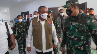 Kepala Badan Nasional Penanggulangan Bencana (BNPB) dan juga Ketua Satuan Gugus Tugas Covid-19, Ganip Warsito saat berkunjung di RSDC Wisma Atlet Kemayoran, Jakarta Utara, Rabu (26/5/2021). [Suara.com/Alfian Winanto]