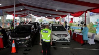 Suasana di Tol Jakarta Cikampek Km.34, Bekasi, Rabu (26/5/2021). [Suara.com/Dian Latifah]