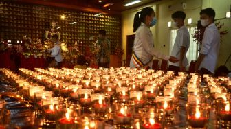 Umat Buddha mengantre untuk mengikuti proses ibadah di Wihara Dhammadipa, Manado Sulawesi Utara, Rabu (26/5/2021). ANTARA FOTO