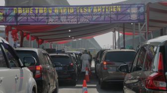 Suasana di Tol Jakarta Cikampek Km.34, Bekasi, Rabu (26/5/2021). [Suara.com/Dian Latifah]