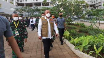 Kepala Badan Nasional Penanggulangan Bencana (BNPB) dan juga Ketua Satuan Gugus Tugas Covid-19, Ganip Warsito saat meninjau langsung RSDC Wisma Atlet Kemayoran, Jakarta Utara, Rabu (26/5/2021). [Suara.com/Alfian Winanto]