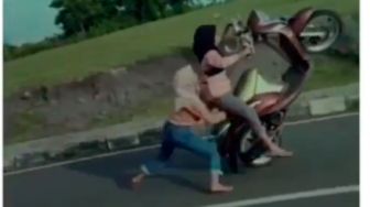 Dua Cewek Berjilbab Terpental Usai Atraksi Motor, Warganet: Bikin Ngilu