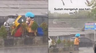 Potret Pilu Perjuangan Boneka Badut Ngamen saat Hujan, Jadi Tamparan Keras