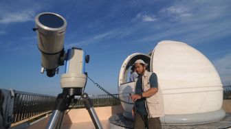 Tim observatorium menyiapkan teropong untuk mengamati gerhana bulan total di Observatorium Jokotole IAIN Madura, Pamekasan, Jawa Timur, Rabu (26/5/2021).  ANTARA FOTO/Saiful Bahri
