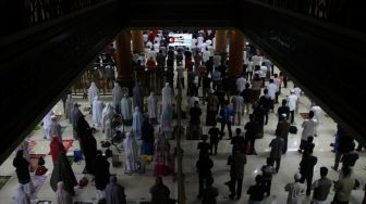 Umat Islam melaksanakan Salat gerhana berjamaah di Masjid Agung Al-Barkah, Bekasi, Rabu (26/5/2021).  [Suara.com/Dian Latifah]