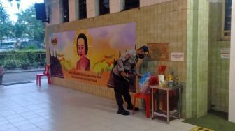 Perayaan Waisak 2021, Gegana Brimob Sumut Dikerahkan Sterilisasi Vihara di Medan