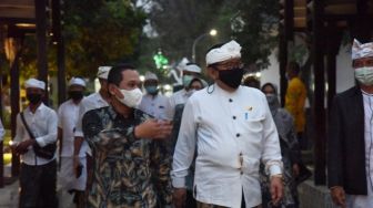 Umat Hindu Bali Gelar Upacara Piodalan di Pura Mandara Giri Semeru Agung 24 Juni