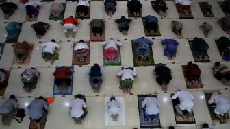 Umat Islam melaksanakan Salat gerhana berjamaah di Masjid Agung Al-Barkah, Bekasi, Rabu (26/5/2021).  [Suara.com/Dian Latifah]