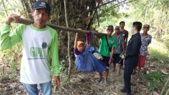 Bupati Pandeglang Tolong Benahi Jalan! Nenek 70 Tahun Ditandu Berobat ke Puskesmas