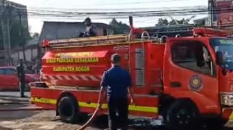 Toko Sepatu Tiga Saudara di Cibinong Bogor Terbakar