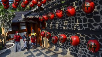 Pengunjung menikmati wisata Nagoya Hill Anjungan Jepang di Taman Wisata Karangresik, Kota Tasikmalaya, Jawa Barat, Rabu (26/5/2021). [ANTARA FOTO/Adeng Bustomi]