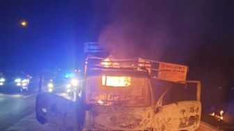 BREAKINGNEWS! Truk Terbakar di Tol Jakarta-Merak, Sopir Bernama Arif Munandar