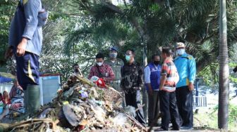 Sampah Menumpuk Pasca Banjir Rob di Pantai Loang Baloq Mataram
