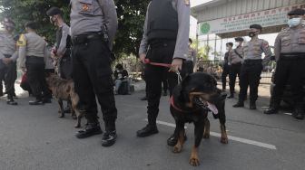 Polisi berjaga saat berlangsungnya sidang putusan Habib Rizieq Shihab di Pengadilan Negeri Jakarta Timur, Kamis (27/5/2021). [Suara.com/Angga Budhyanto]