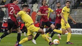 Penyerang Villarreal Gerard Moreno (tengah) menembak untuk mencetak gol selama pertandingan sepak bola final Liga Eropa UEFA antara Villarreal CF melawan Manchester United di Stadion Gdansk, pada (26/5/2021). [Janek SKARZYNSKI / POOL / AFP]