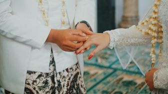 Datang ke Pernikahan Mantan, Lelaki Ini Tak Kuat Tahan Tangis