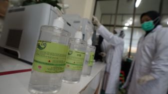 USU Produksi Hand Sanitizer yang Lebih Stabil dan Efektif