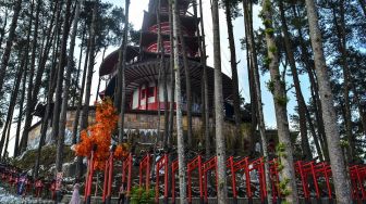 Pengunjung menikmati wisata Nagoya Hill Anjungan Jepang di Taman Wisata Karangresik, Kota Tasikmalaya, Jawa Barat, Rabu (26/5/2021). [ANTARA FOTO/Adeng Bustomi]