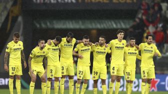 Para pemain Villarreal menyaksikan adu penalti selama pertandingan sepak bola final Liga Eropa UEFA antara Villarreal CF melawan Manchester United di Stadion Gdansk, pada (26/5/2021). [MAJA HITIJ / POOL / AFP]