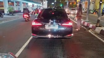 Sri Sultan HB X Banjir Pujian 'The Real Sultan' Saat Naik Mobil di Yogyakarta