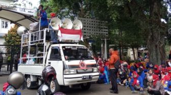 THR dan Upah Belum Juga Dibayar, Buruh Geruduk DPRD Kota Bandung