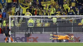 Penjaga gawang Villarreal Geronimo Rulli (kanan) menepis tembakan kiper Manchester United David de Gea (kiri) dalam adu penalti selama pertandingan sepak bola final Liga Eropa UEFA antara Villarreal CF melawan Manchester United di Stadion Gdansk, pada (26/5/2021). [KACPER PEMPEL / POOL / AFP]