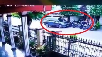 Wanita Kemudikan Mobil Tabrak Deretan Motor Parkir, Aksinya Terekam CCTV