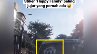 Viral Stiker Happy Family di Mobil, Pas di-Zoom Bikin Warganet Salah Fokus