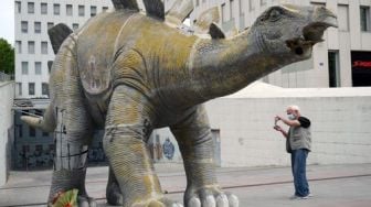 Curiga karena Bau Busuk, Pria Ini Temukan Jenazah di Dalam Patung Dinosaurus